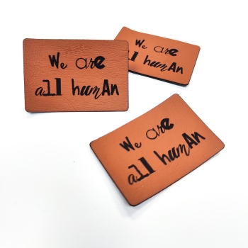 Kunstleder-Label "we are all human" braun